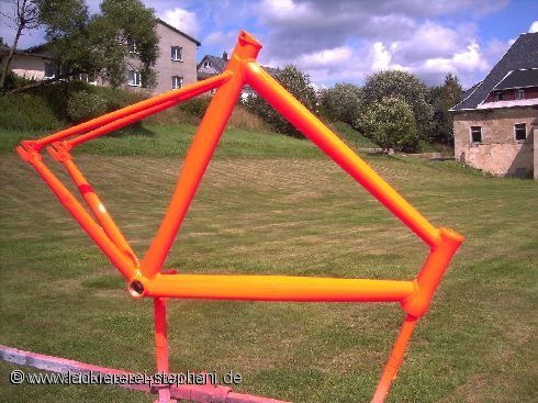 Fahrradrahmen in Tagesleuchtfarbe Fahrradrahmen in Tagesleuchtfarbe